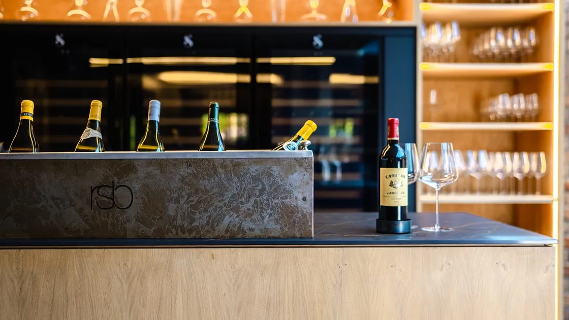 Estação do sommelier do Restaurant Sat Bains, com garrafas de vinho branco no gelo e taças