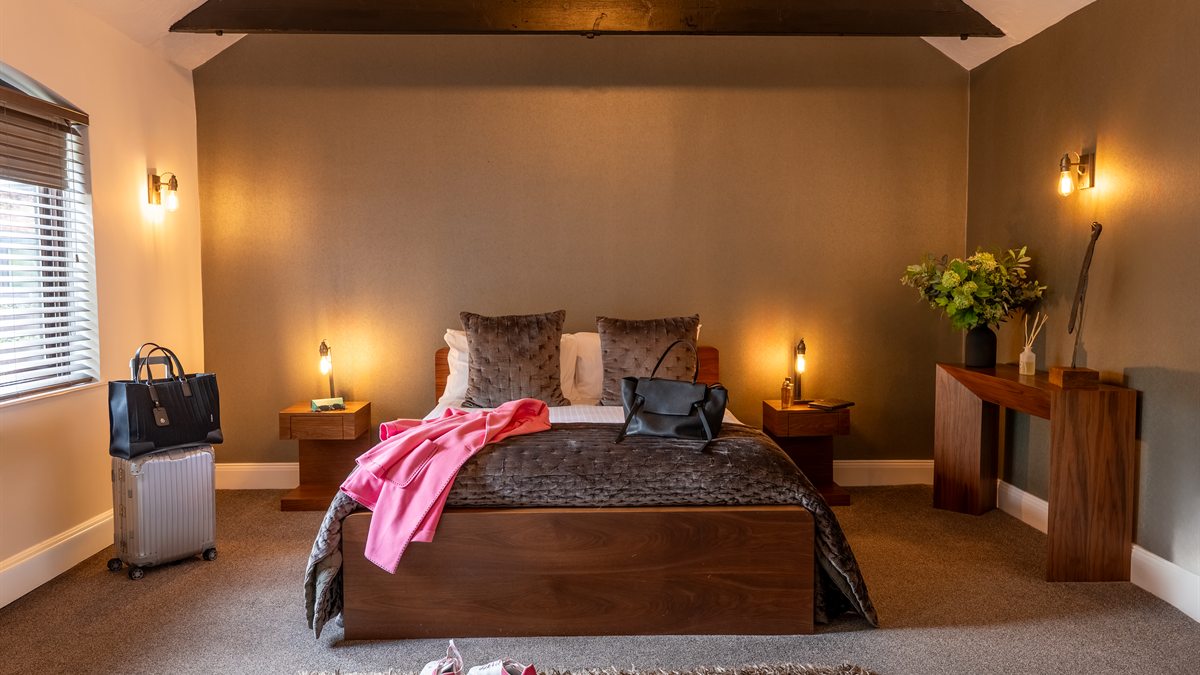 Quarto do Restaurant Sat Bains with Rooms, com cama de casal e vigas de madeira no teto